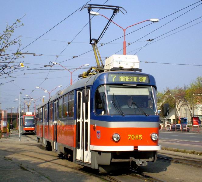 K2G 7085 za zastávkou ŽST Vinohrady